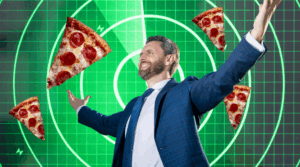 Führungskraft vor einem Radar und Pizzateilen